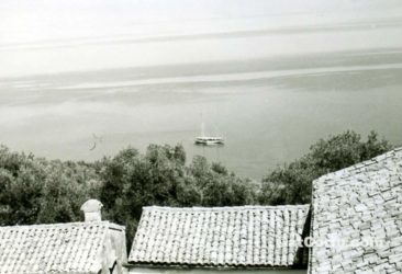 Μπενίτσες - Πλοιάριο κάτω από τον Άγιο Στέφανο 1950