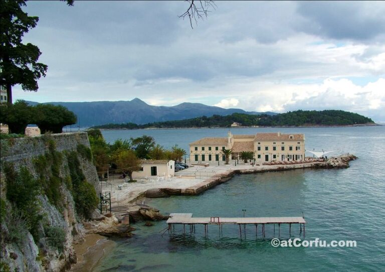Κέρκυρα φωτογραφίες - το Φαληράκι κάτω από το παλαιό φρούριο