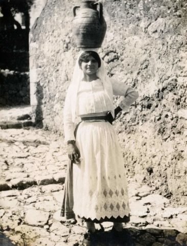 Παλιές φωτογραφίες της Κέρκυρας- κορίτσι κουβαλάει νερό 1930