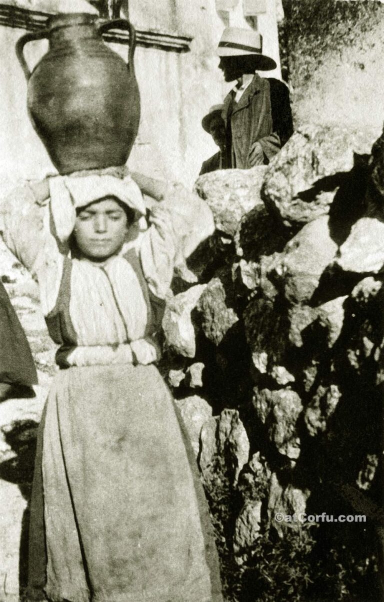 Παλιές φωτογραφίες της Κέρκυρας- κορίτσι κουβαλάει νερό 1930