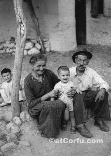 Γιώργος και Νικολέτα Καψοκαβάδη με τον εγγονό τους Αντώνη το 1955