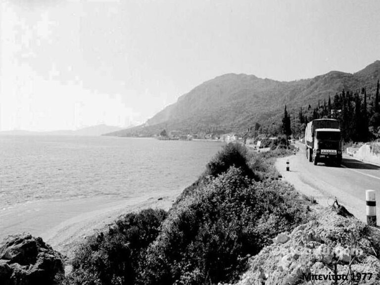 Δίπλα στη Λαόπετρα