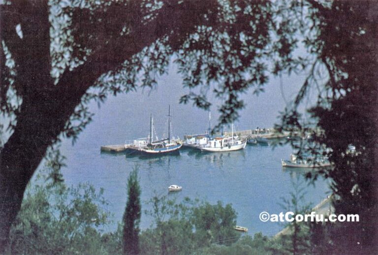 παλιός μώλος από τη Λαόπετρα