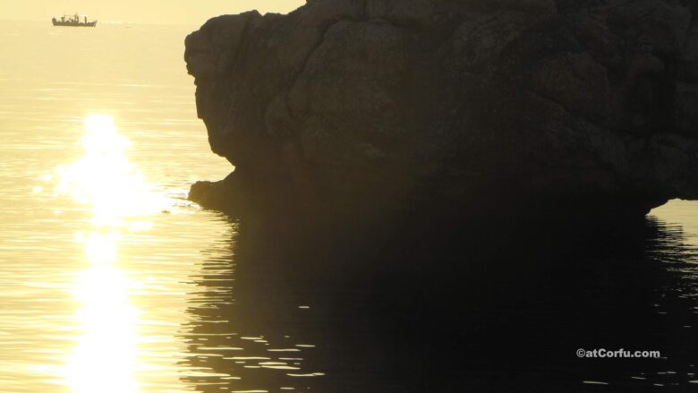 Η Λαόπετρα και ένα ψαράδικο στο βάθος