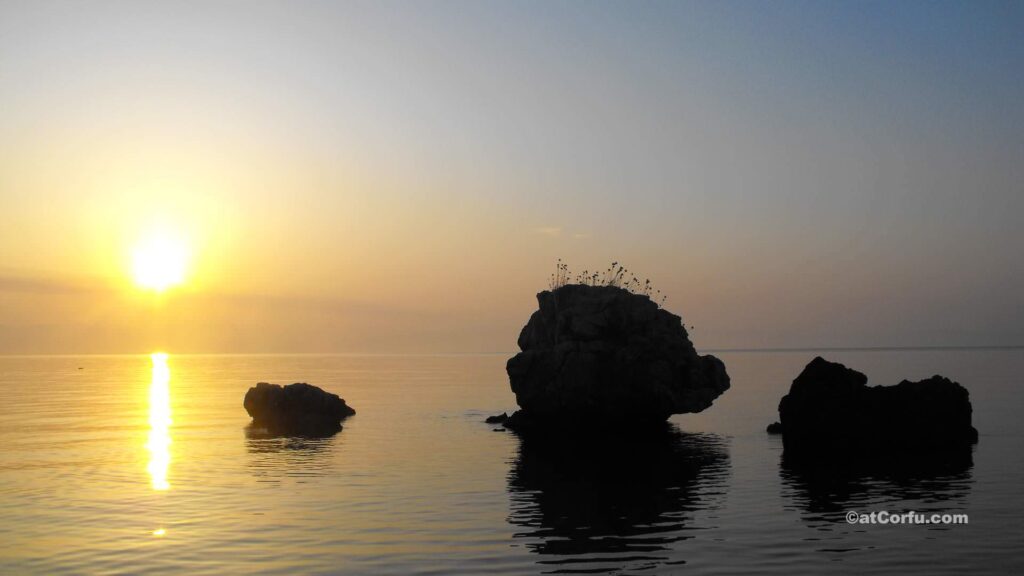 Η Λαόπετρα βλέπει τον ήλιο Η Λαόπετρα βλέπει τον ήλιο
