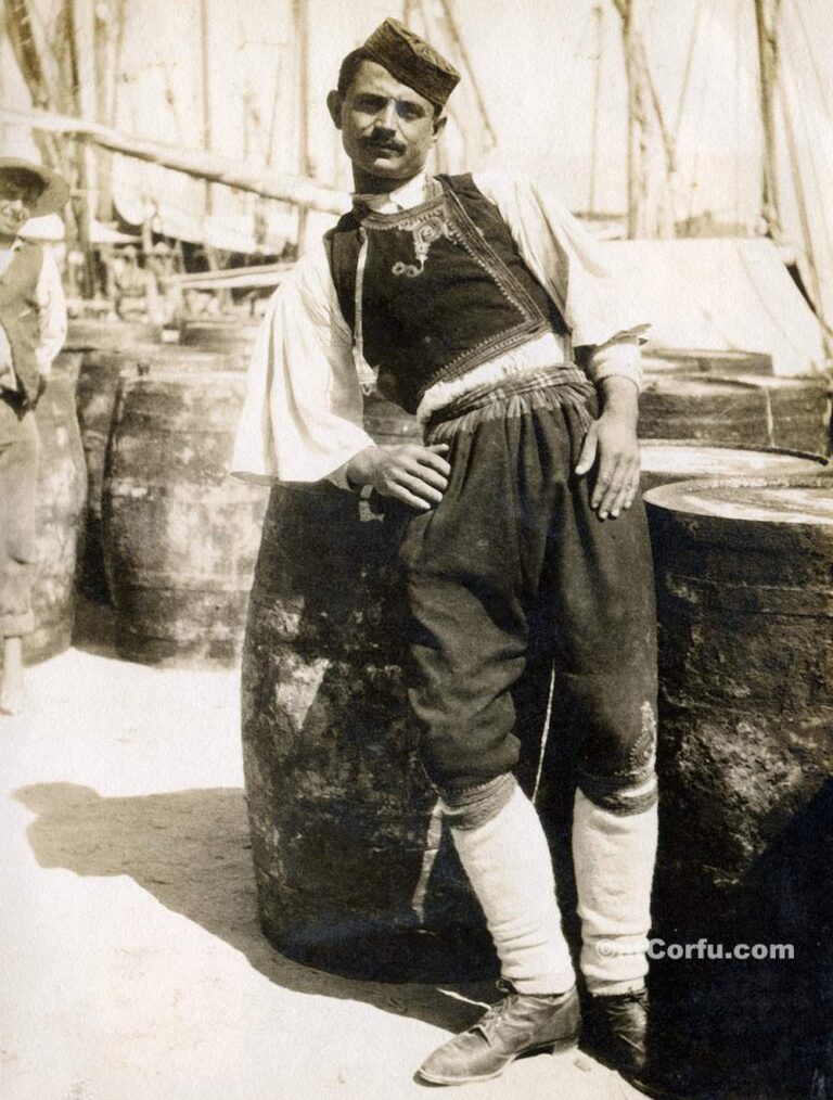 Παλιές φωτογραφίες της Κέρκυρας- εργαζόμενος στο λιμάνι