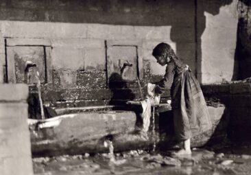 Μέτσοβο 1913, κορίτσι πλένει ρούχα