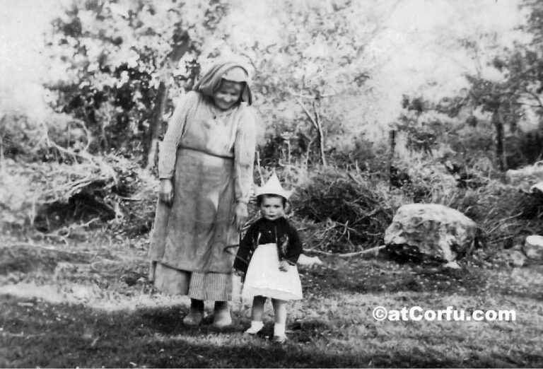 Μπενίτσες - Η Μάντε με την εγγονή της Τούλα του Μέμου