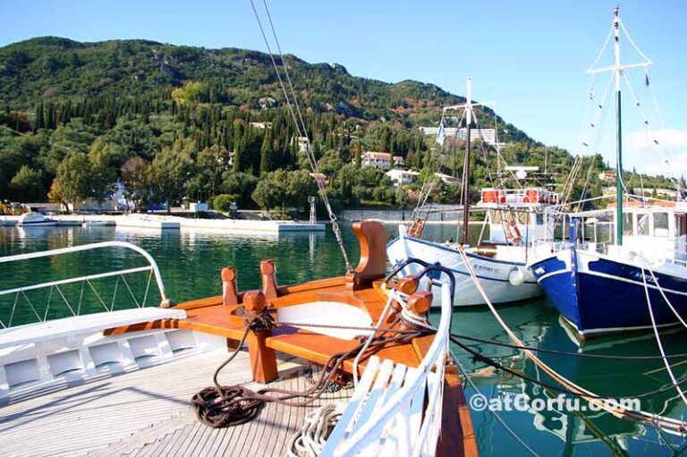 Μπενίτσες, καράβια στο λιμάνι