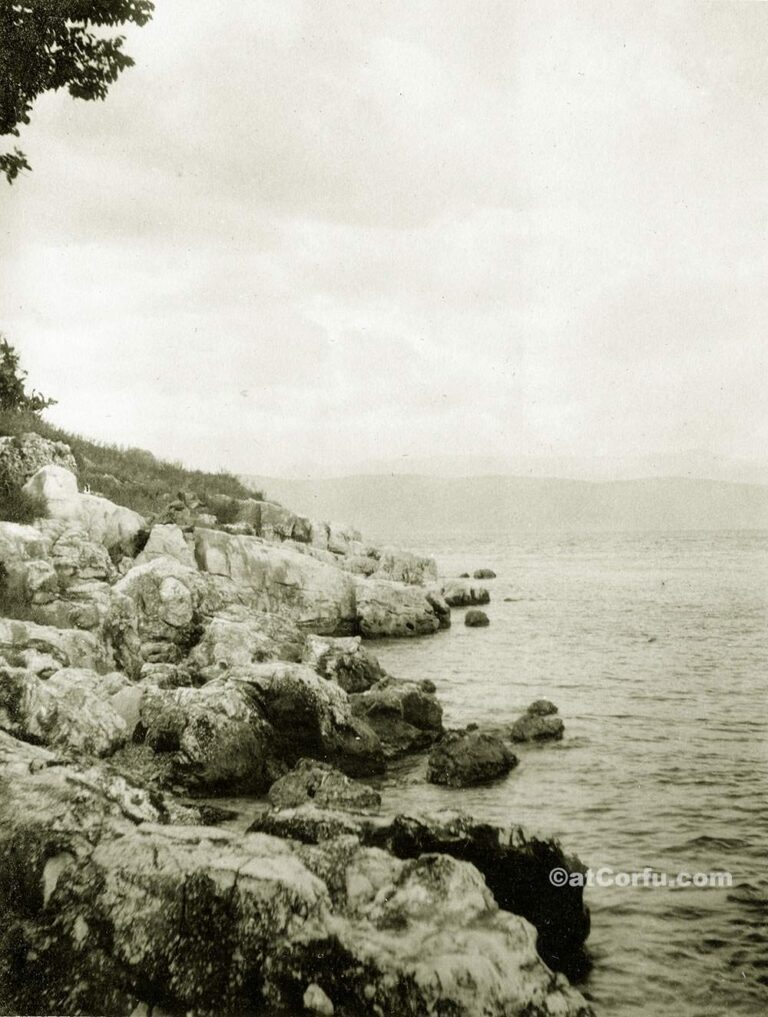 Παλιές φωτογραφίες της Κέρκυρας- βράχοι στην Παλαιοκαστρίτσα