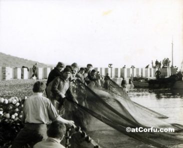Μπενίτσες - τράτα έξω από το λιμάνι το 1970