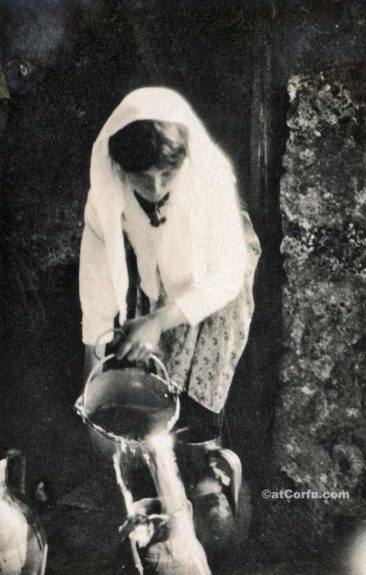Παλιές φωτογραφίες της Κέρκυρας- κορίτσι με νερό