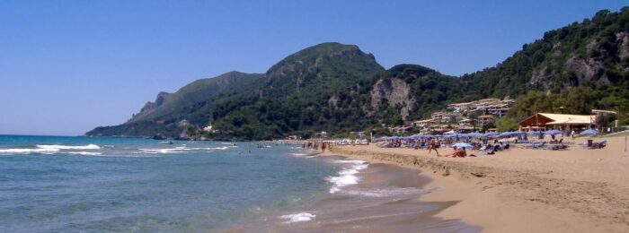 Παραλία Γλυφάδας με ξαπλώστρες και ήρεμα νερά