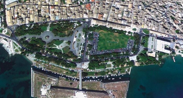 Κέρκυρα - η πλατεία Σπιανάδα από το google earth