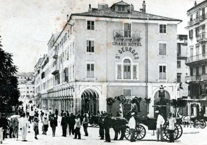 Στη βόρεια πλευρά του Λιστόν