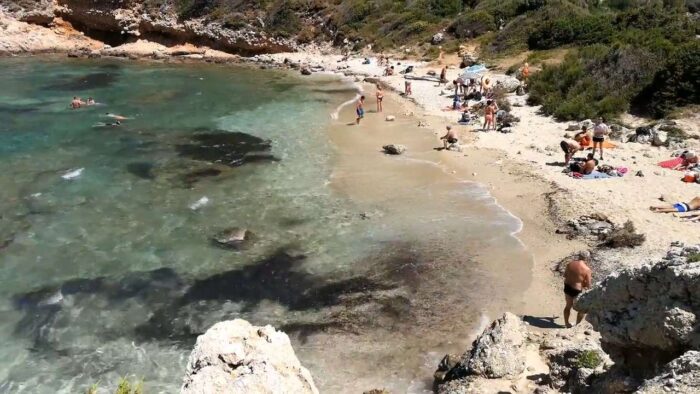 Στην παραλία Πόρτο Τιμόνι