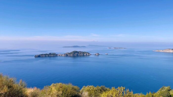 Θέα στη θάλασσα πριν φτάσετε στο Πόρτο Τιμόνι