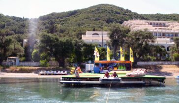 Θαλάσσια σπορ στην παραλία του Αγίου Ιωάννη