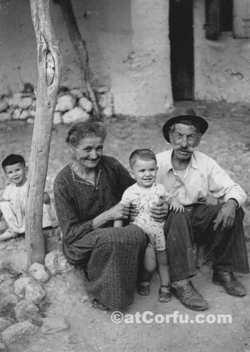 Lampitsis and family 1945