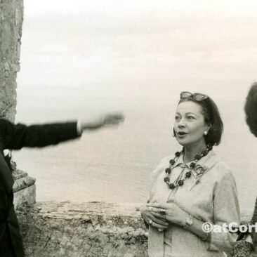 Vivien Leigh listening to Roger Furse