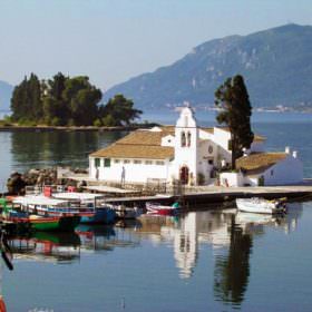 Κέρκυρα αξιοθέατα - η μονή της Παναγίας των Βλαχερνών Κέρκυρα, η Βλαχέραινα και το Ποντικονήσι στο βάθος