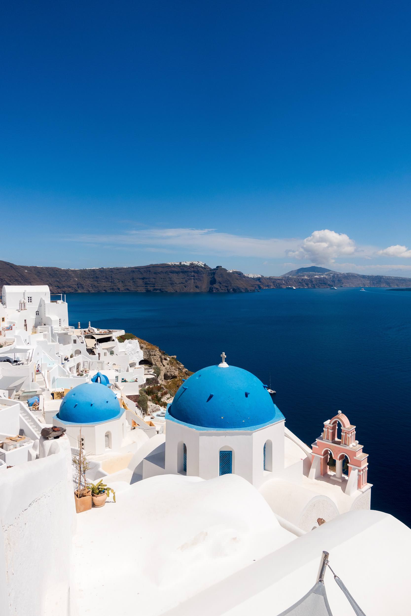 Santorini Travel Guide: A Gem Amidst the Aegean