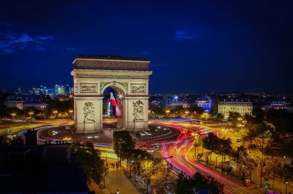 L'Arc-de-Triomphe-de-l'Etoile-Paris-France