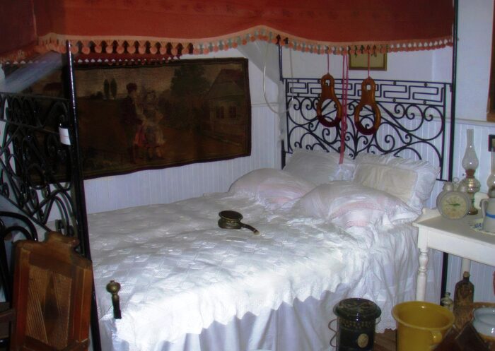 Bed(Cariola) with anapapsolia